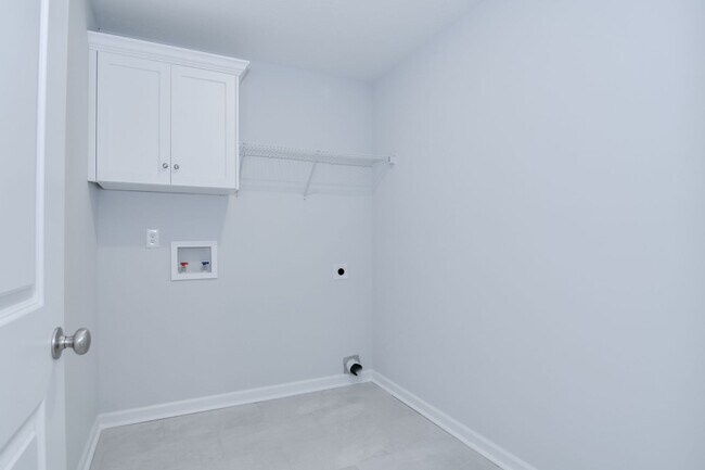 Building Photo - Like New Home - 4 Bed 3 Bath
