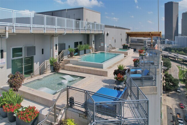 Building Photo - 2000 Bagby St