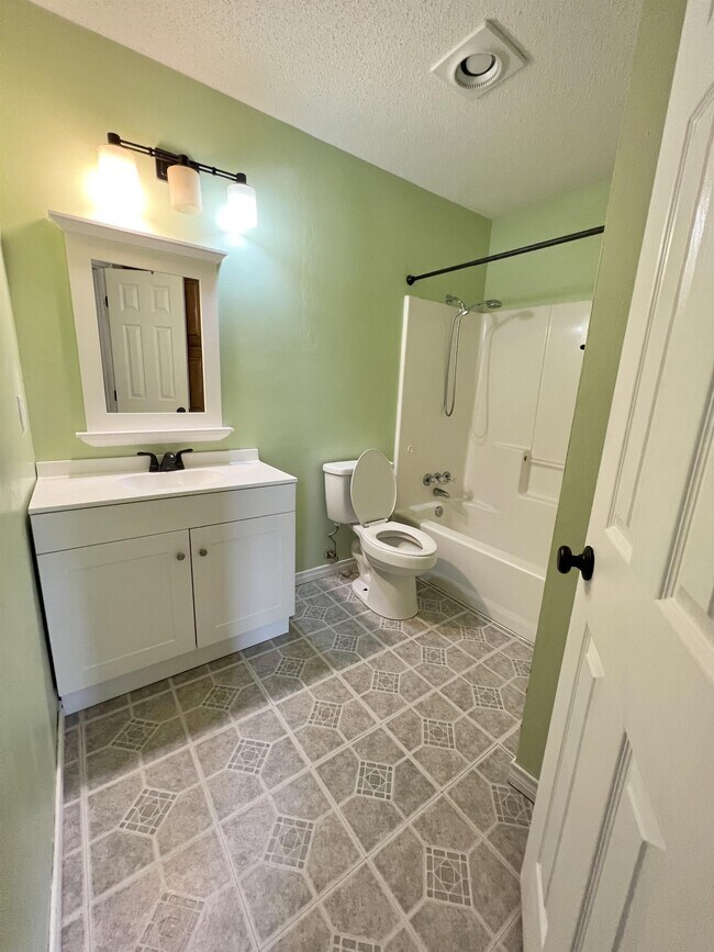 Building Photo - 5215 Northview Dr