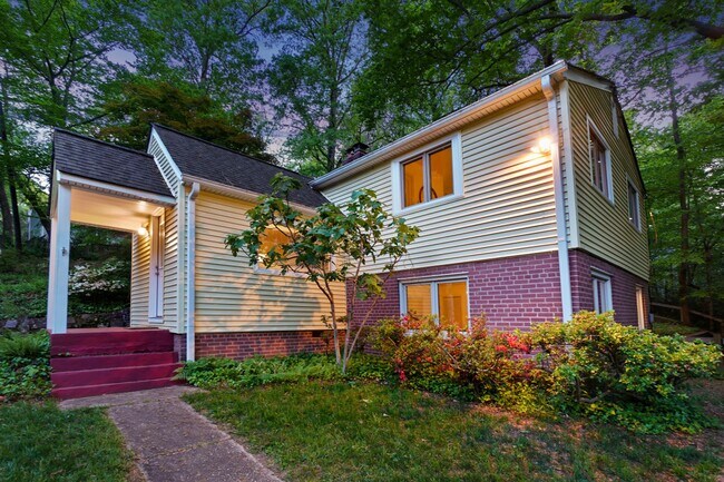 Building Photo - 3 Bed 1.5 Bath - Takoma Park Cottage - Mov...