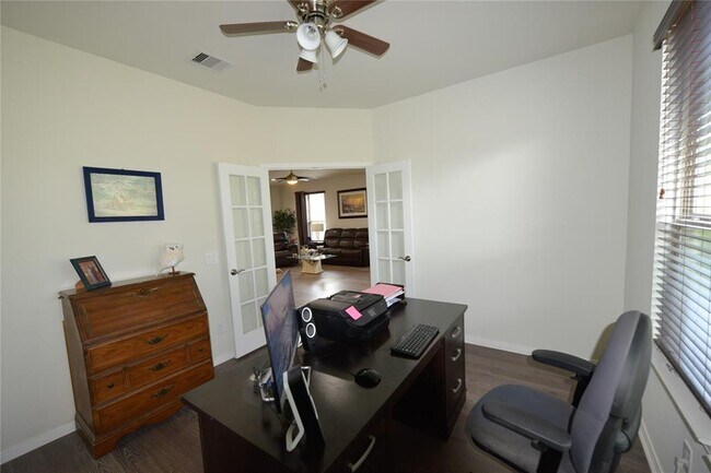 Building Photo - 1211 Majestic Oak