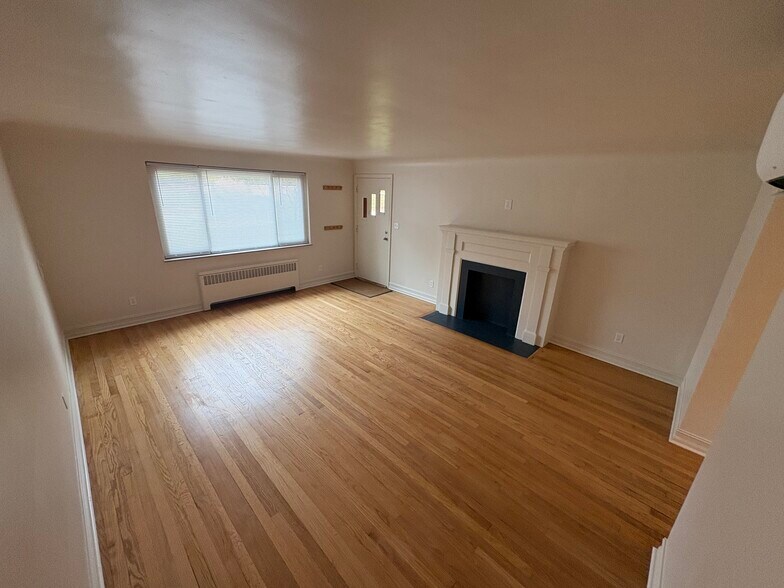 Spacious living room with great light anddecorative fireplace - 6035 Oakwood Ave