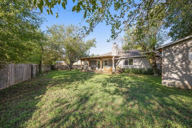 Building Photo - 1009 Rolling Green Cir