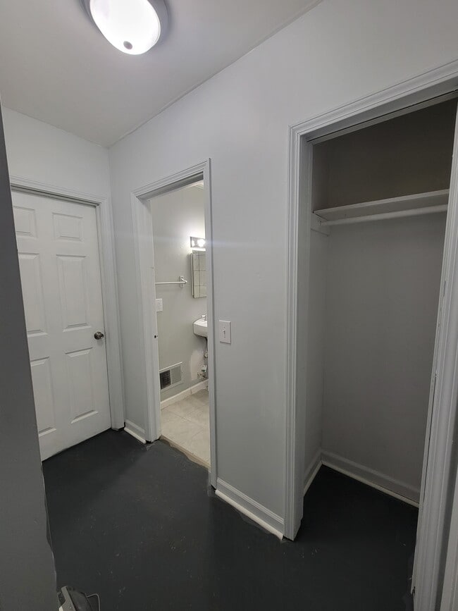 Building Photo - 14751 Glenfield Ave