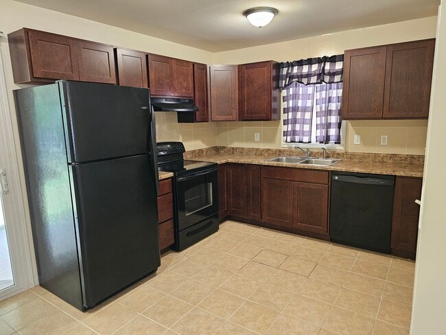 Building Photo - 2415 S Poplar Dr