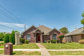 Building Photo - **Eldorado Heights**