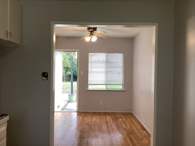 Building Photo - 1534 W Cambridge Ave