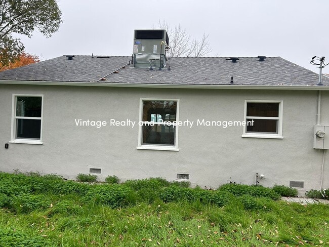 Building Photo - Just Like New Cozy 2 Bedroom Home That Is Ready to Go!!!