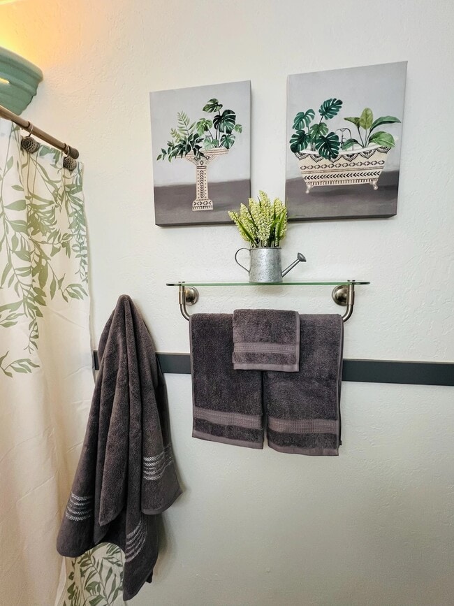 Building Photo - 2 Bed, 1 Bath Newly Renovated Rental