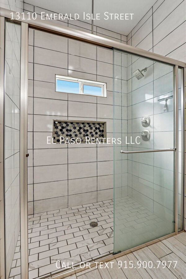 Building Photo - 13110 Emerald Isle St