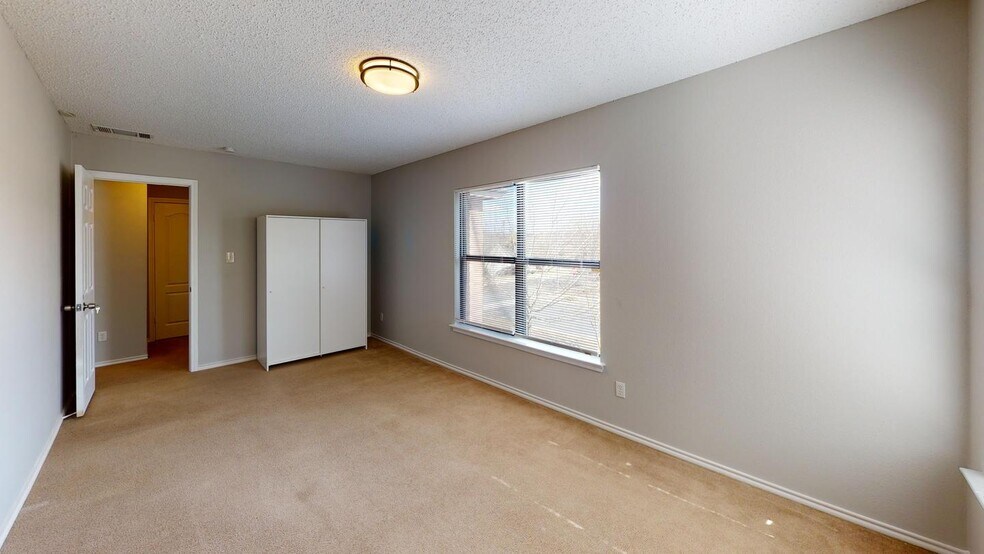 Building Photo - 7900 Bramble Bush Dr