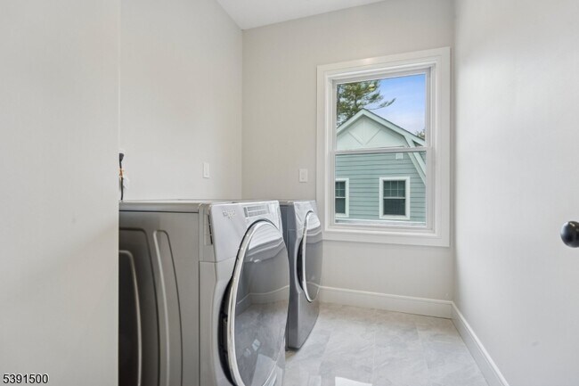 Building Photo - 15 Lake Rd