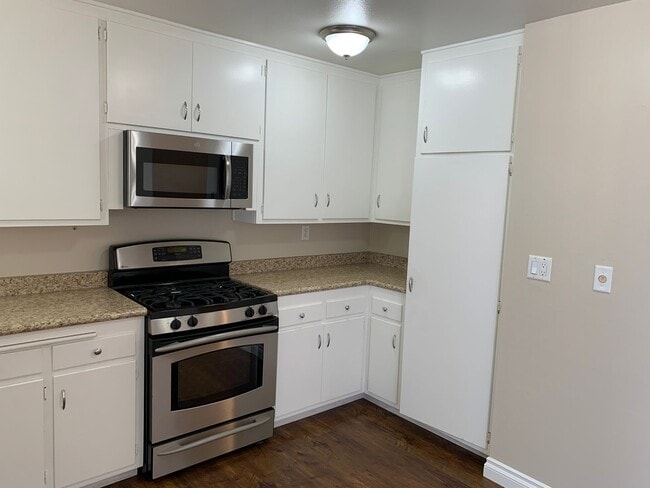 Building Photo - Kahmann Silverstrand Duplex