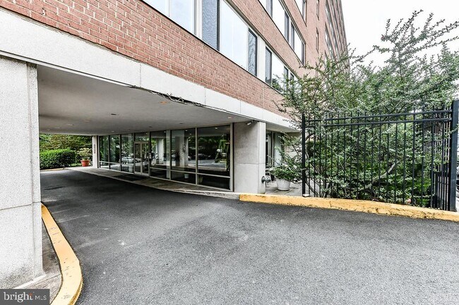 Building Photo - 1210 N Taft St
