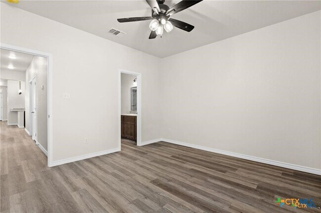 Building Photo - 122 Leon Ln