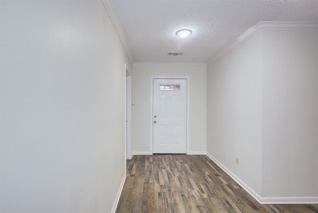 Building Photo - 1402 Forest Home Dr