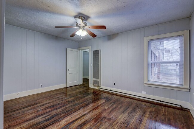 Building Photo - Lovely 1 Bed Home with new Balcony: 1407 1/2 Northwest 17th Street