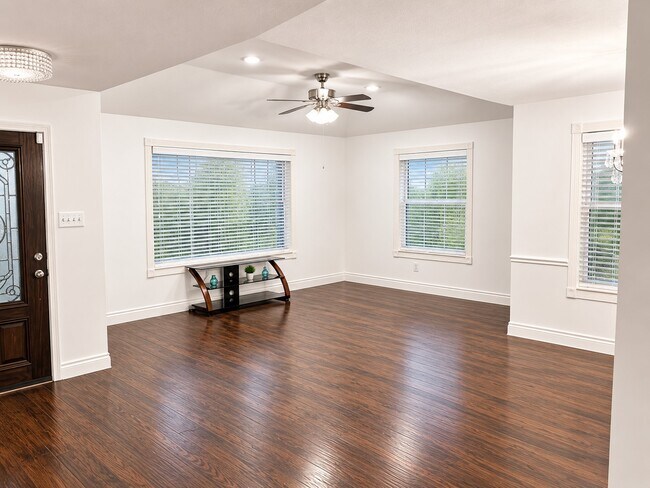 Building Photo - 2450 Parkwood Ln