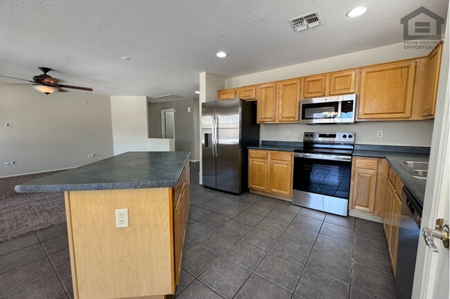 Building Photo - 3Bed/2Bath House in Avondale! Ready for Immediate Move-In! – RV GATE!