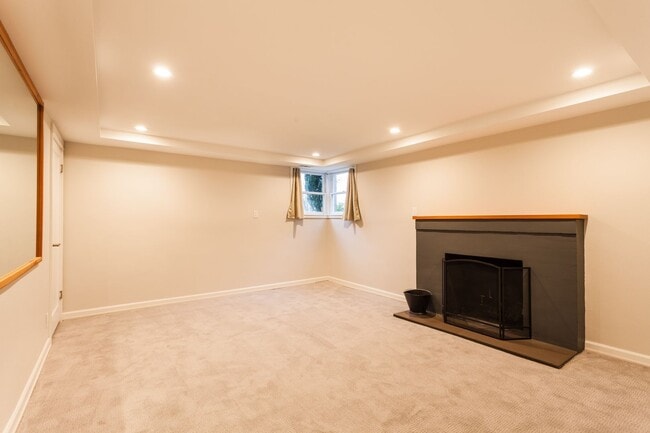 Building Photo - Beautiful 4 Bedroom Home in Queen Anne!