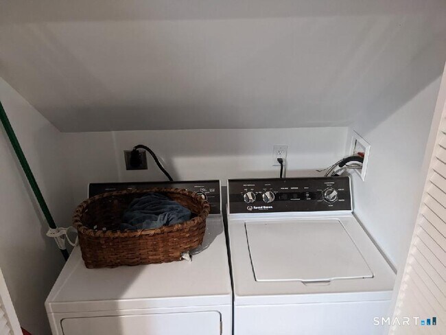 Building Photo - 2870 Fairfield Ave