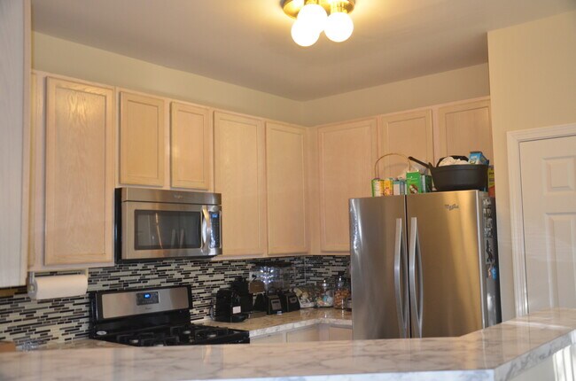 Building Photo - 2442 Madiera Ln