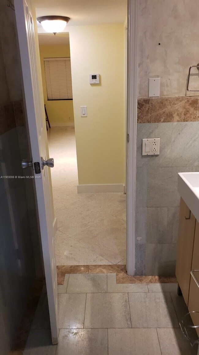 Building Photo - 1100 NE 1st Ct