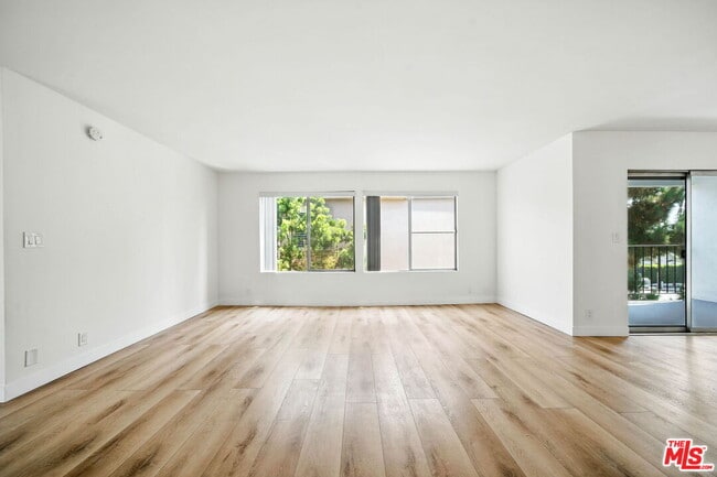 Building Photo - 621 San Vicente Blvd