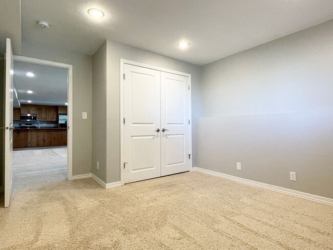 Building Photo - Beautiful Valley Views & Utilities Included!