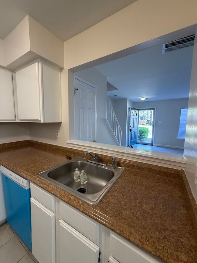 Building Photo - 3 LEVEL TOWNHOUSE WITH 3BEDROOMS AND 2 FULL BATHS