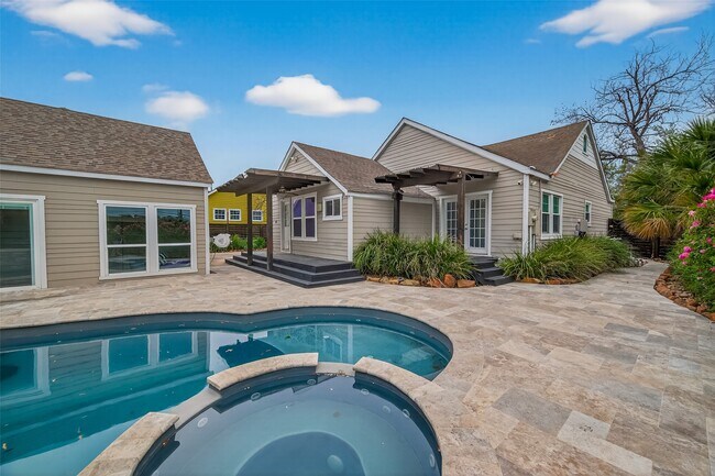 Building Photo - 717 W 30th St