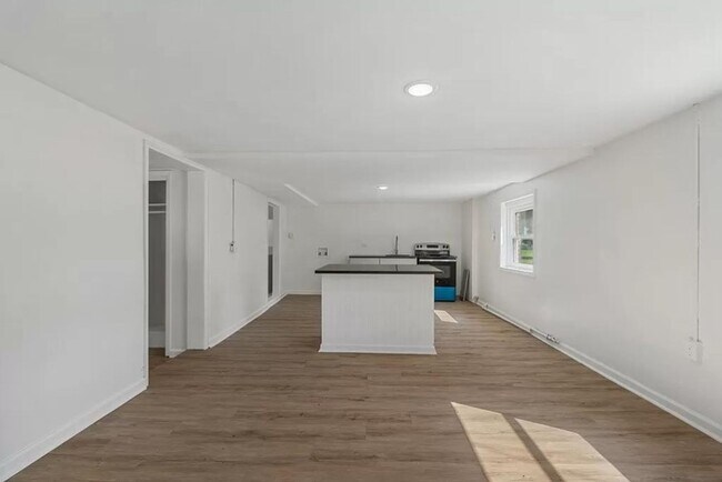 Building Photo - 5 Bedroom and 3 Bathroom home available to...