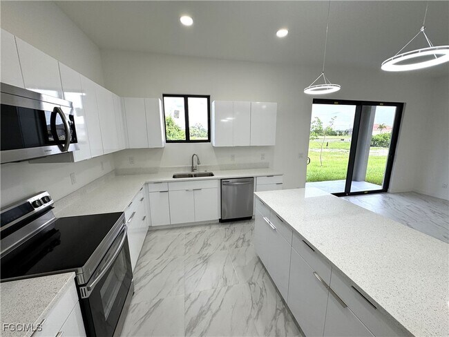 Building Photo - 1247 Kismet Pkwy W