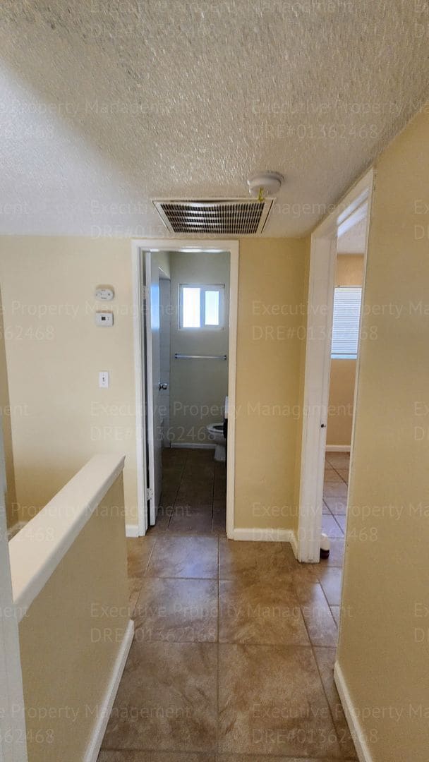 Building Photo - 2 bedroom, 1.5 bathroom townhome located near schools, shopping, restaurants, & Kern Medical Hosp...