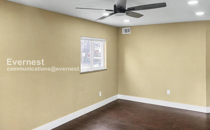 Building Photo - 1006 E 15th Ave