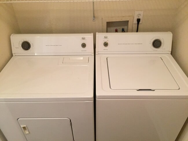 Building Photo - 4bed/4bath in Eagles Landing for JULY!