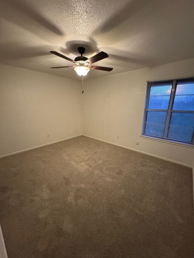 Building Photo - Spacious Speegleville Home