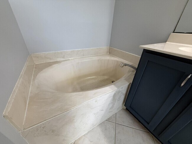 Building Photo - 9084 Silver Glen Way