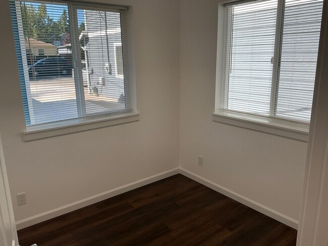 Building Photo - 2557 N Arlington Pl