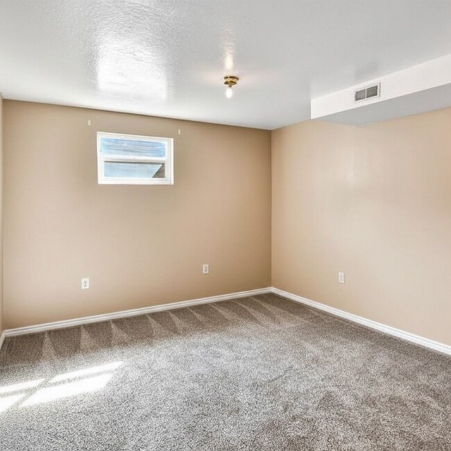 Building Photo - 1100 W 600 S