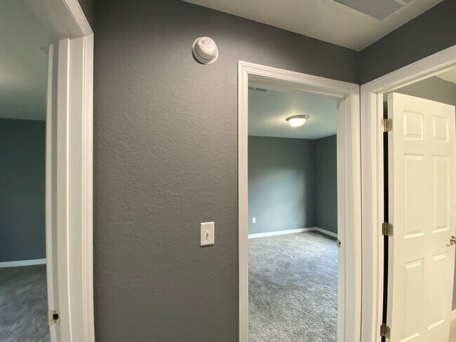 Building Photo - Beautiful Newer  Home - 3/2/2 **WON"T LAST**