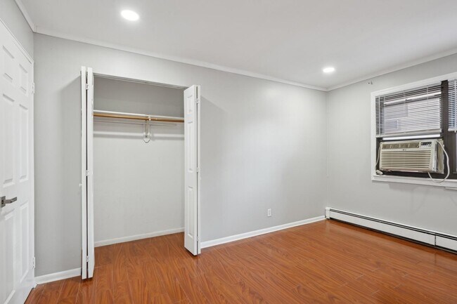 Building Photo - 56 68th St