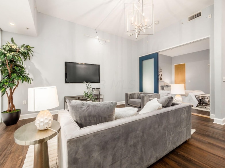 Building Photo - 106 N High St