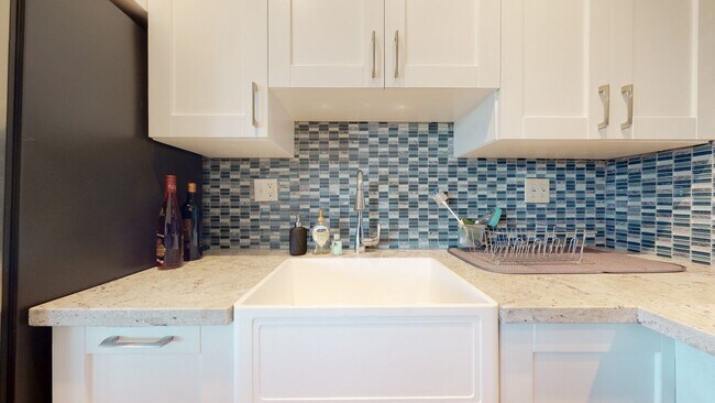 Building Photo - GORGEOUS PACIFIC HEIGHTS TOP FLOOR UNIT WI...