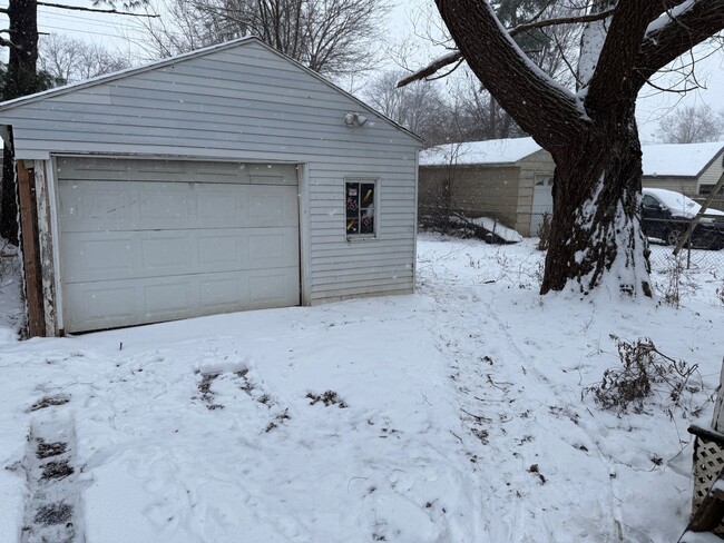 Building Photo - Affordable 2-Bedroom Gem in Flint – Detach...