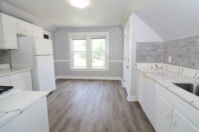 Building Photo - 253 Willow St
