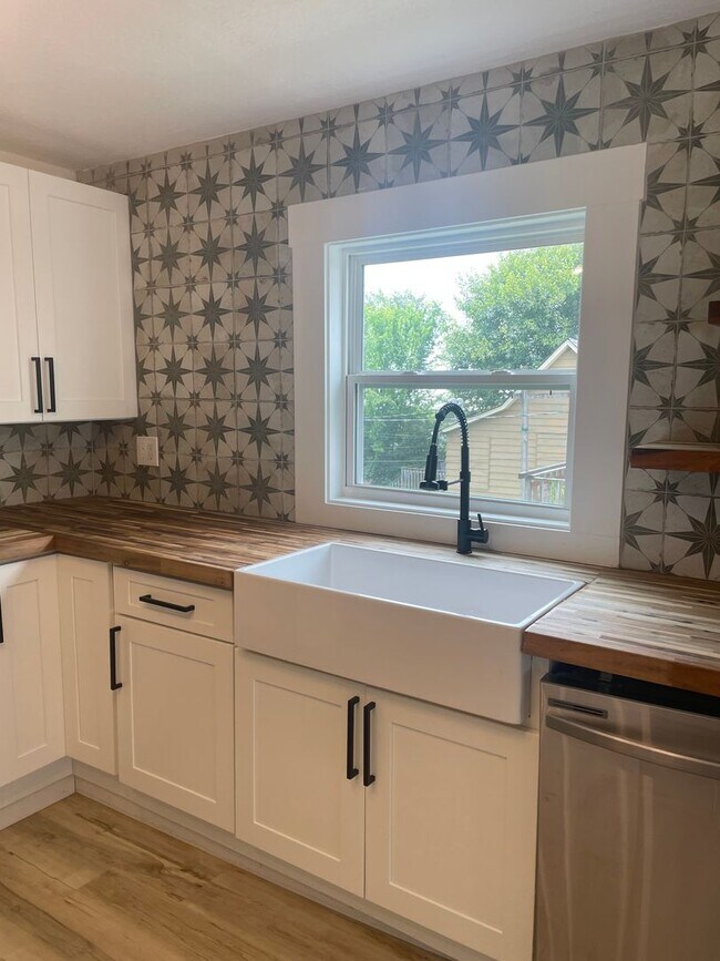 Building Photo - Knoxville 37923 - 3 bedroom, 2 bath home -...