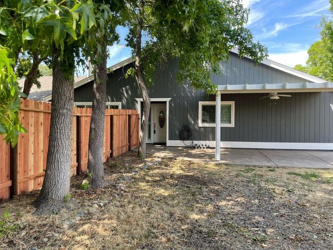 Building Photo - Three Bedroom Two Bathroom Halfplex