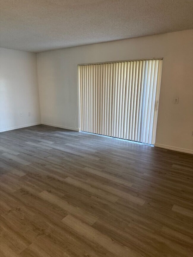 Building Photo - Large One bedroom Condo
