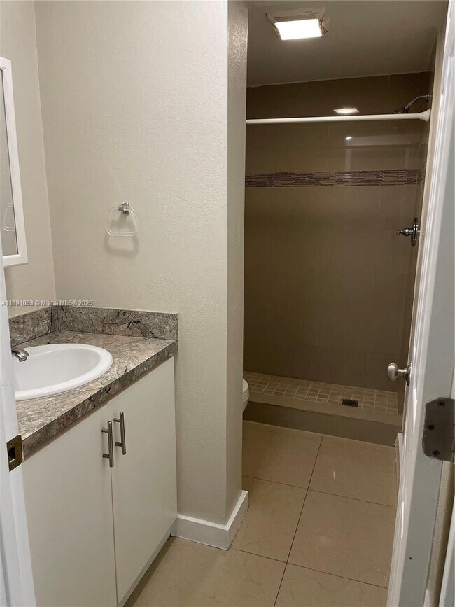 Building Photo - 6620 Miami Lakes Dr